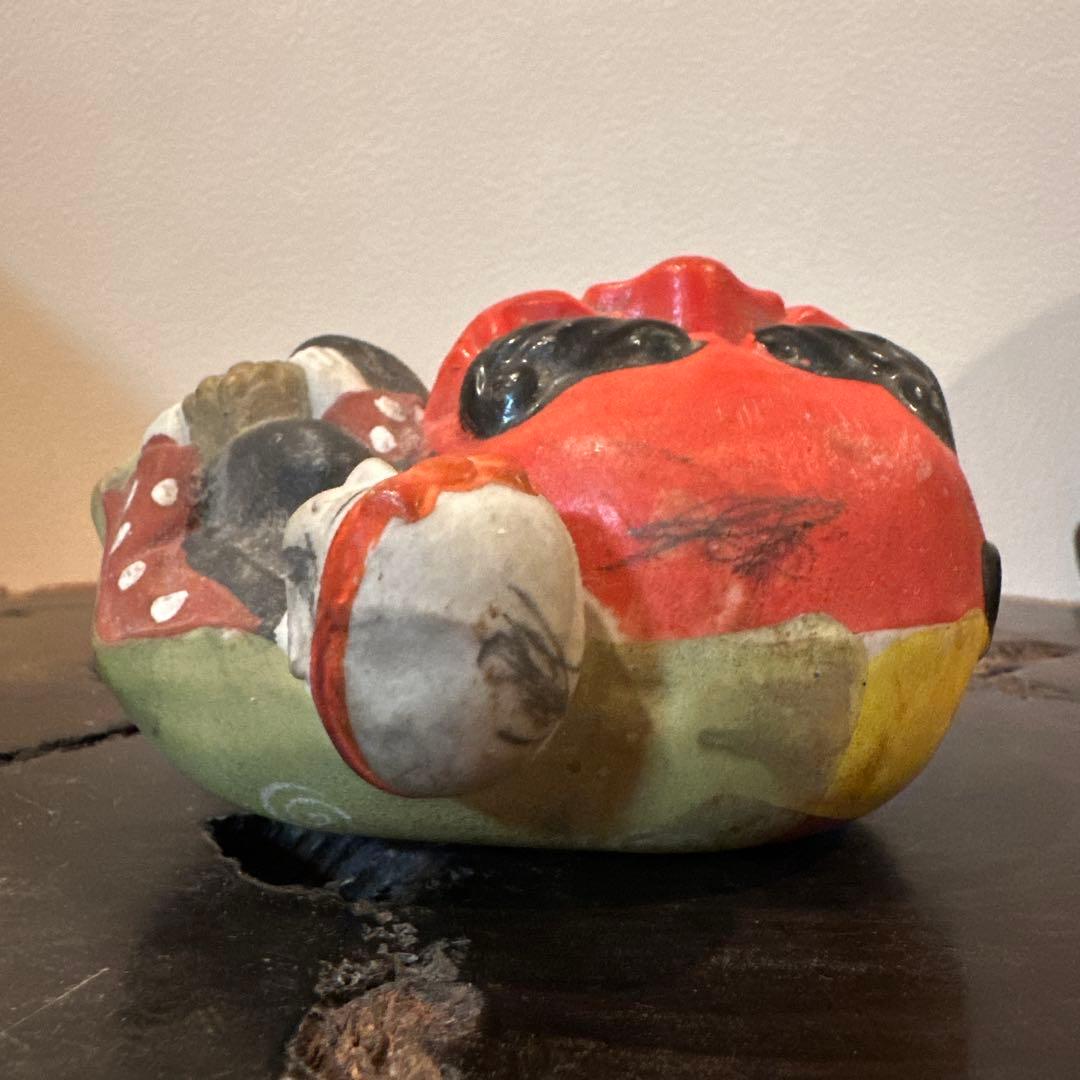 赤い鬼の面と人形の置物　獅子神楽