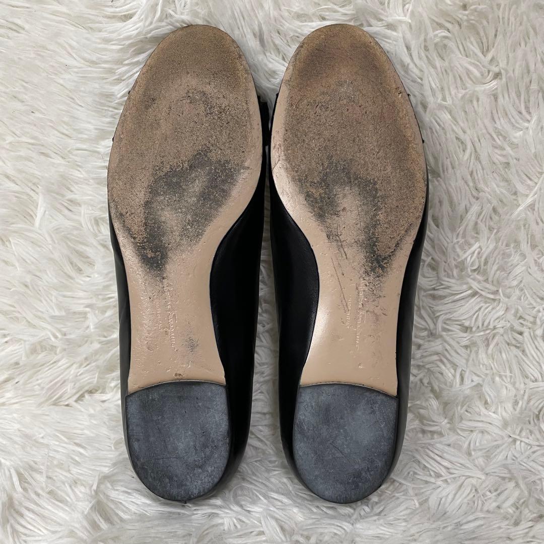 美品　フェラガモ　ヴァラリボン　フラット　パンプス　レザー　黒　金