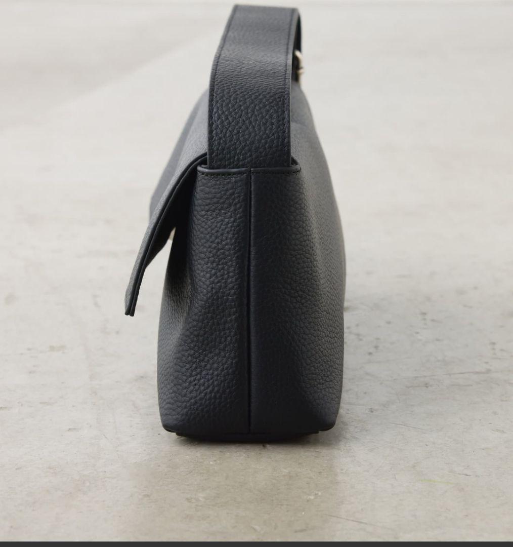 ショルダーバッグ　牛革　ブラック