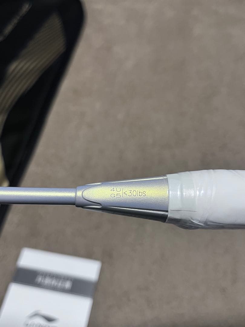 リーニンのバドミントンラケット HEC 9000 POWER 4U5