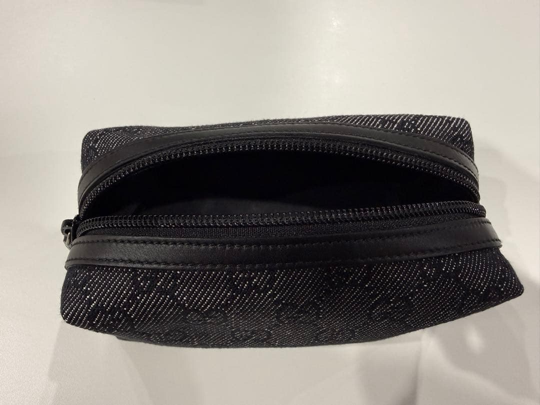 GUCCI ブラックキャンバスポーチ