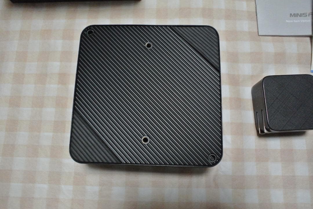 ミニPC Minisforum UM560 RYZEN5 5625U/8G/256GB