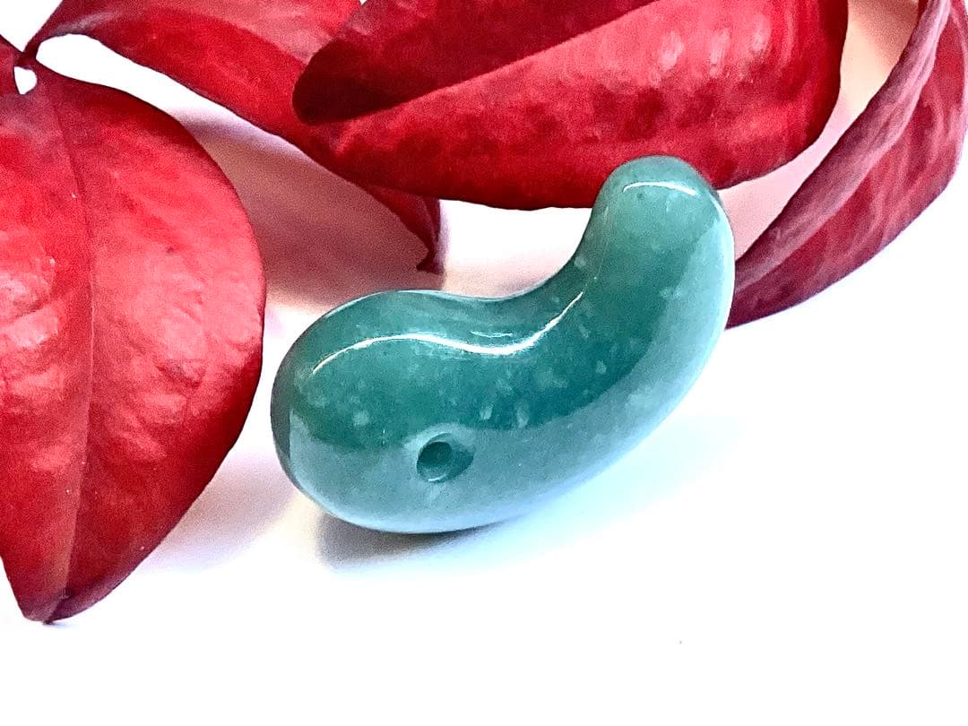 ✳糸魚川翡翠コン沢青緑色勾玉　希少数の幸運呼び込む吉祥*雪輪文様入り　鑑別書付‼️