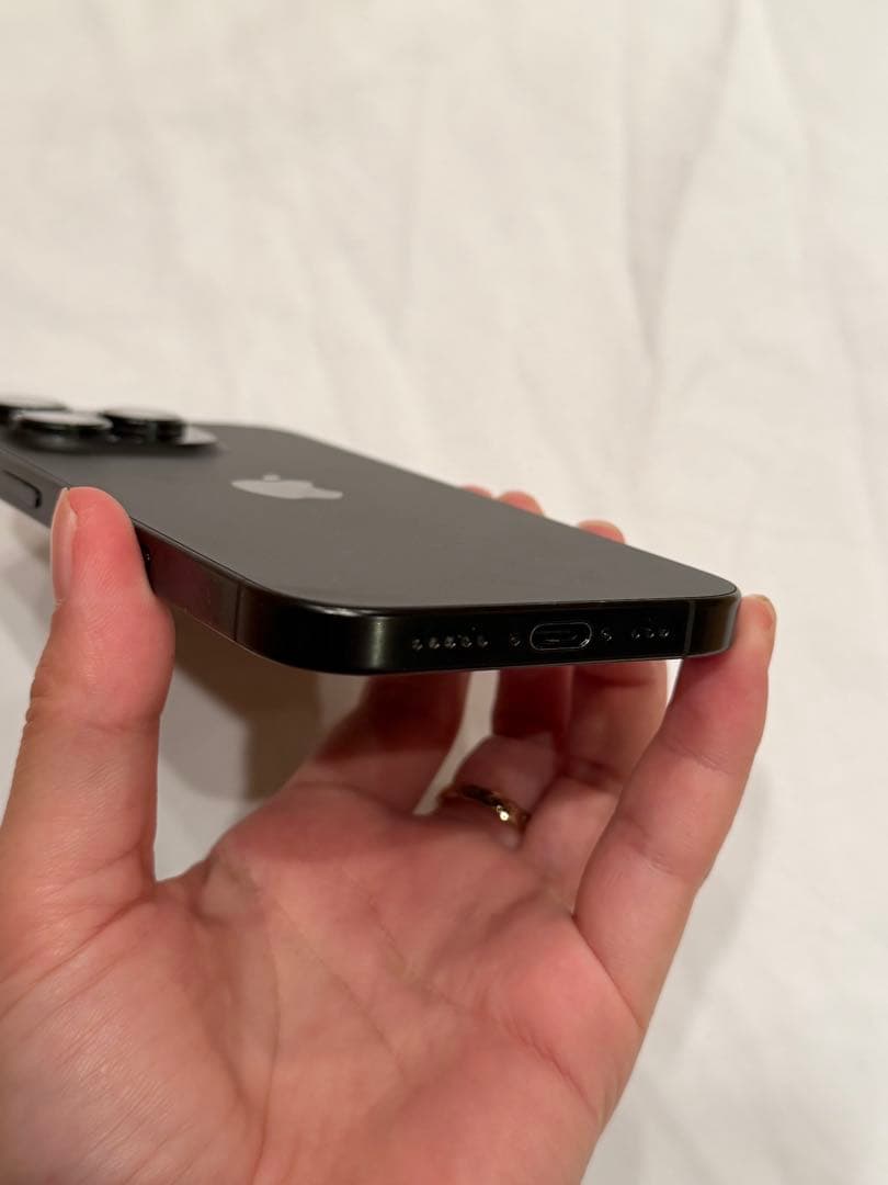 Apple iPhone 16Pro ブラックチタニウム 本体　512GB