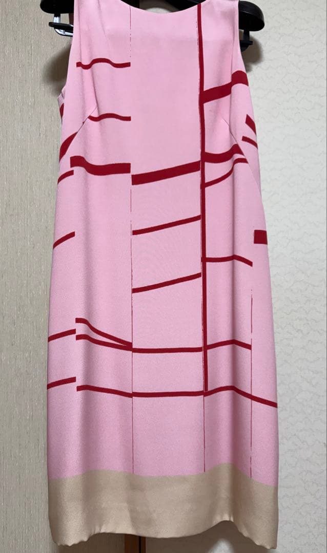 お買い上げ　　　アクリス　ノースリーブワンピース ピンク生地に赤とベーsilk