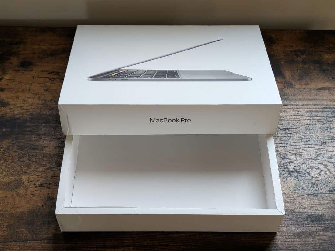 Macbook Pro 13inch 256GB メモリ16GB (2020)