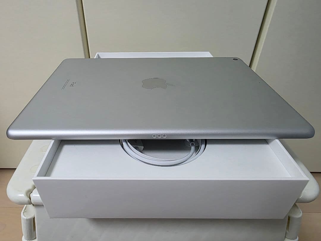 iPad 第7世代 シルバー 32GB Wi-Fiモデル MW752J/A