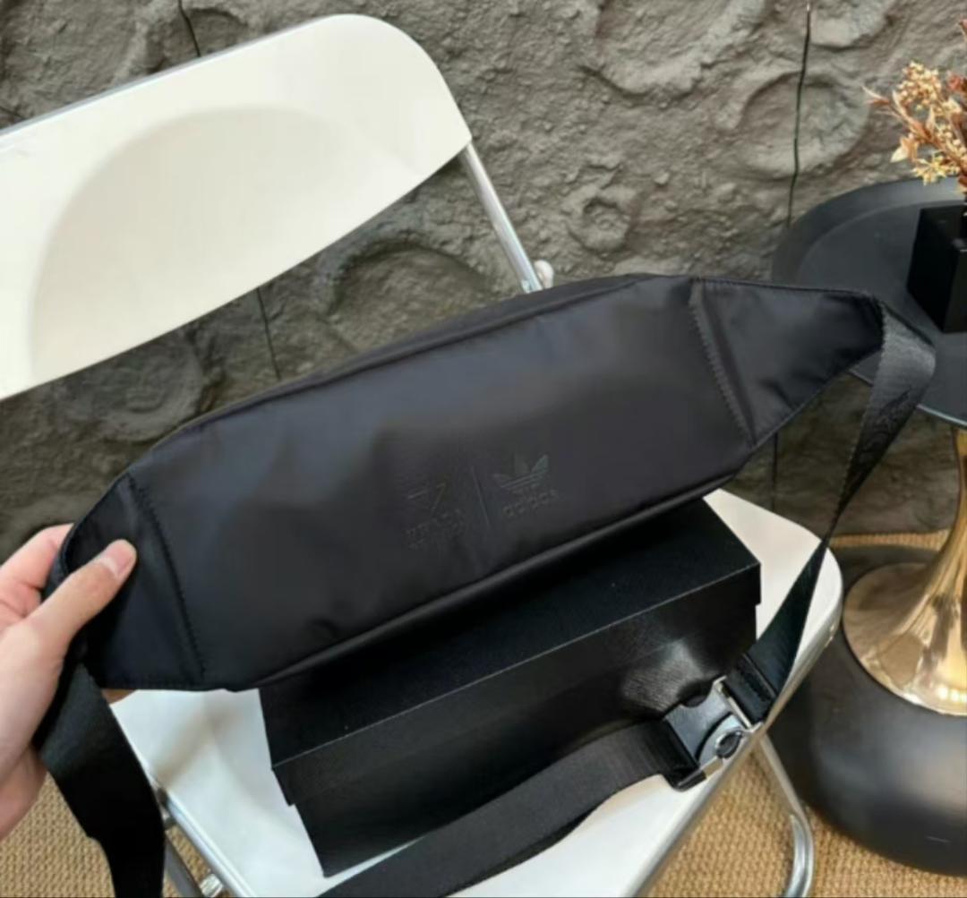 PRADAブラック-ボディバッグ-ストライプ