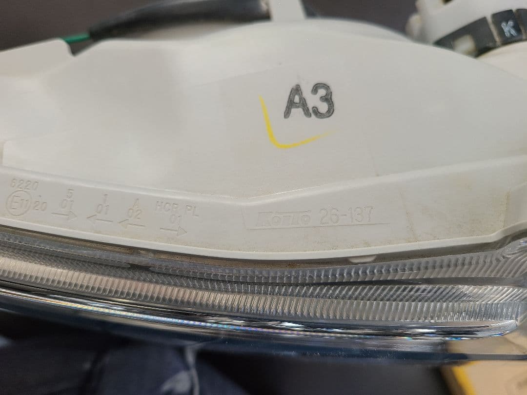 ハイエース　純正LED ヘッドライト 右側