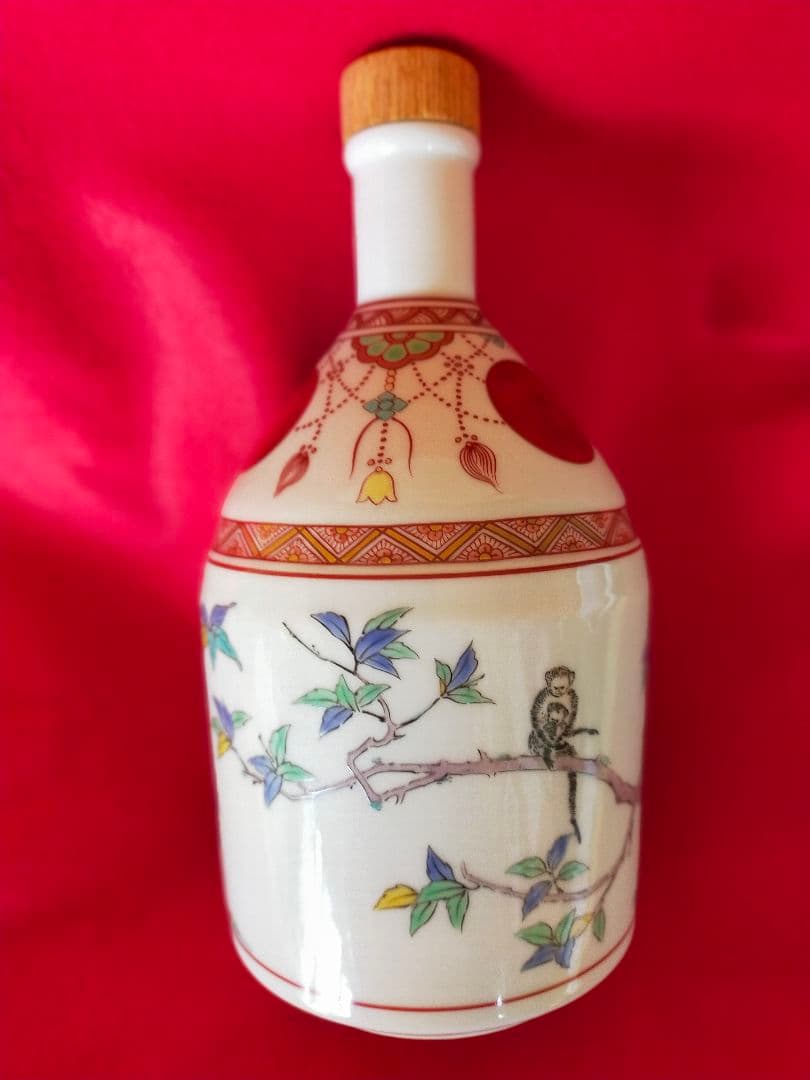 サントリーウイスキー空ボトル　有田焼　錦赤玉瓔珞文風物絵