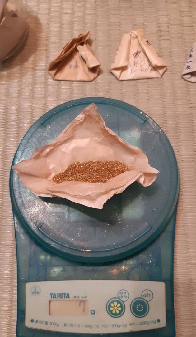 金箔　約560枚、金粉他