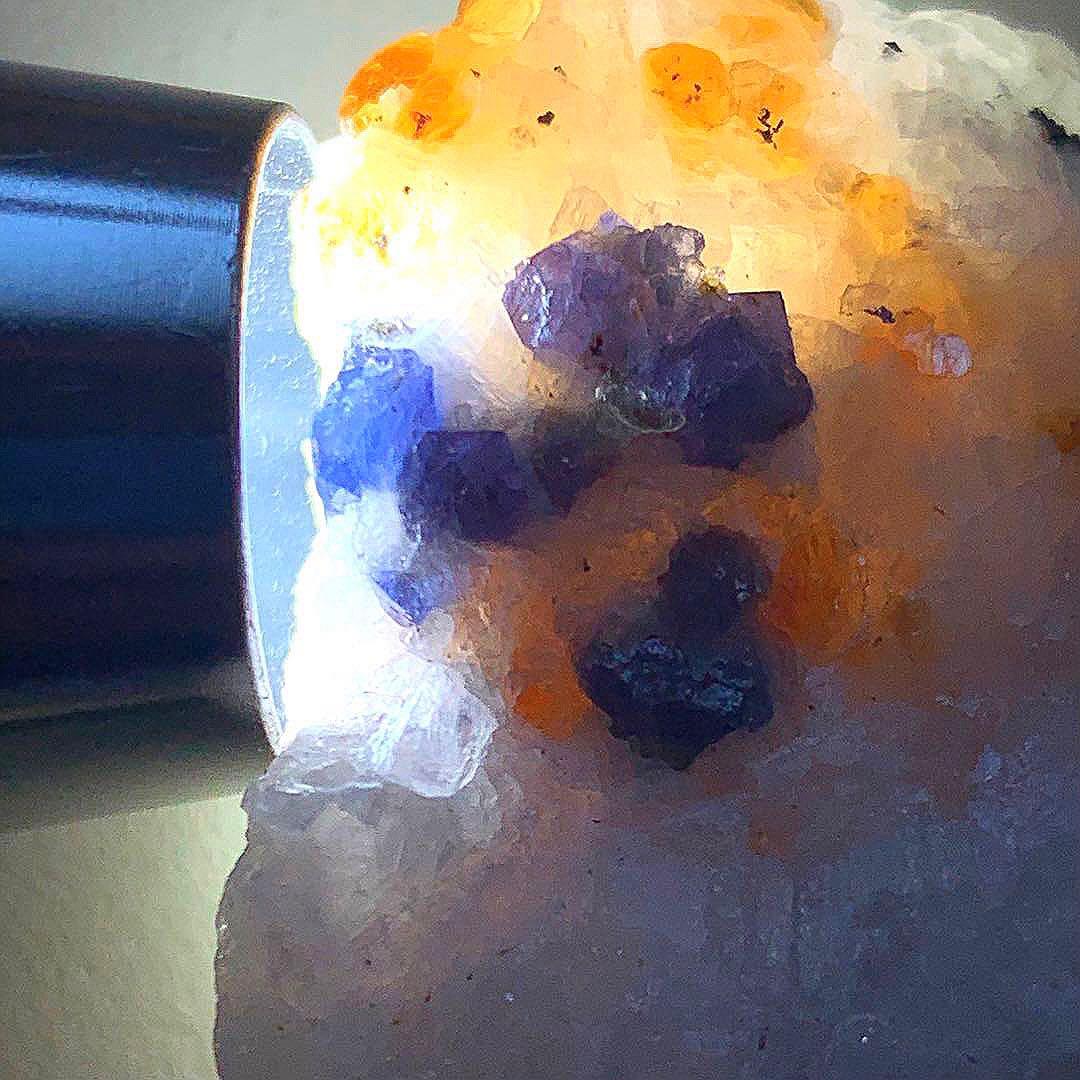 激レア！母岩の上のブルースピネルの結晶