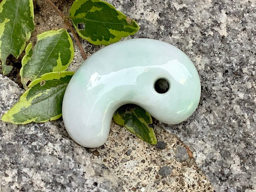 ✳お値段と品質に自信あり‼️糸魚川翡翠勾玉　本物ジェダイトをお身近に　機械鑑定付‼️