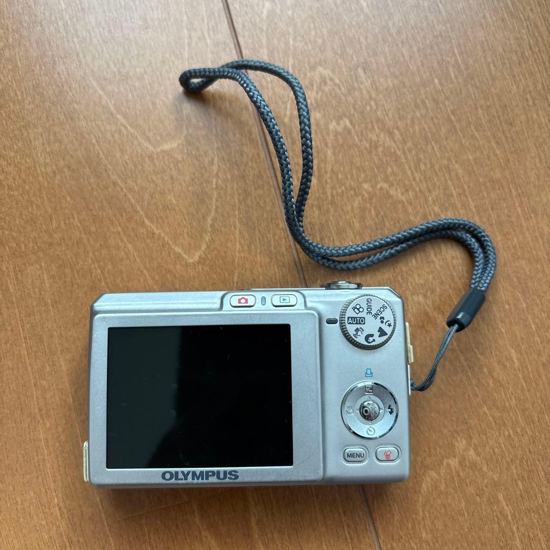 Olympus デジカメ　FE-220 充電器付き