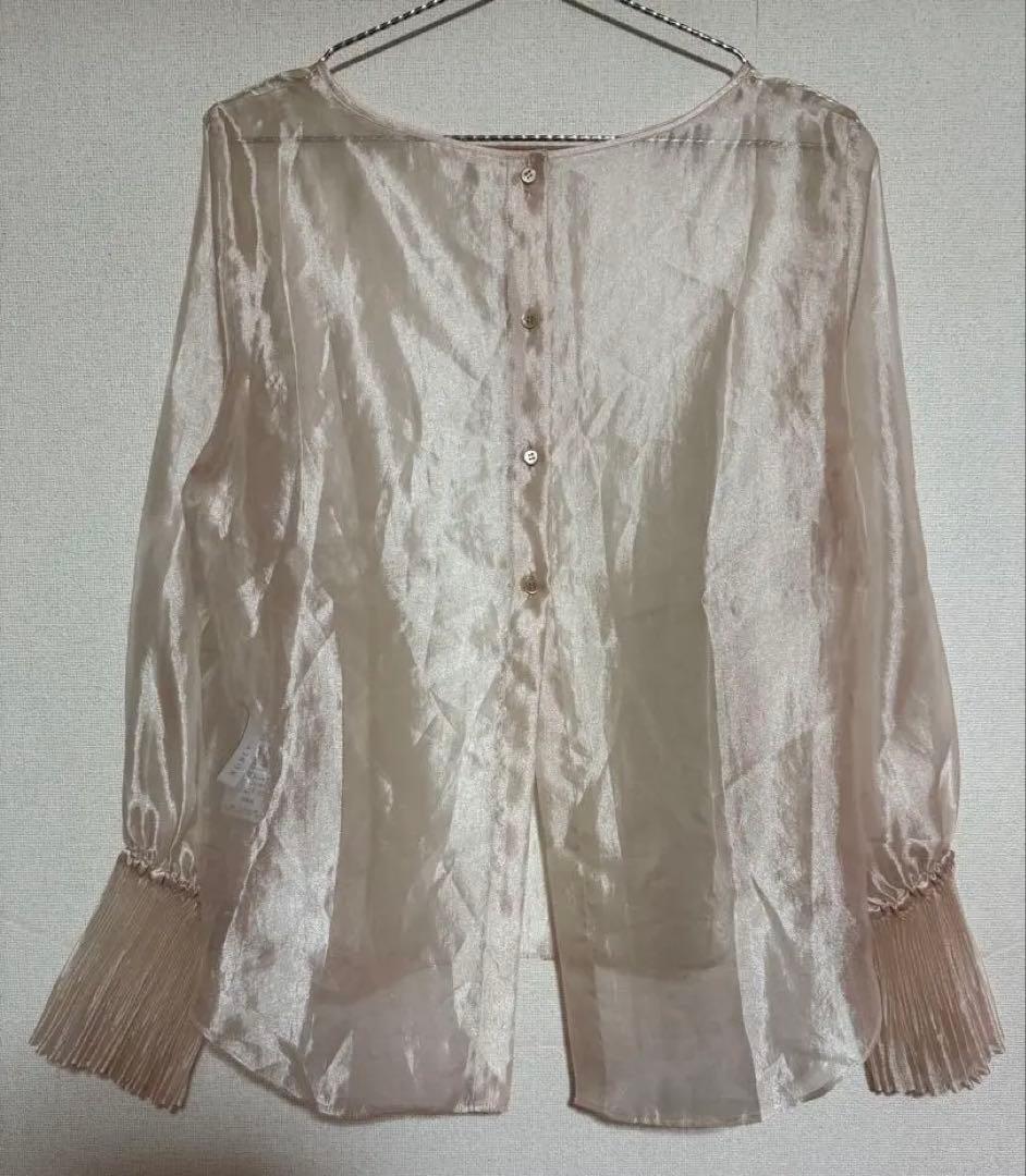 NOBLE パールシアープリーツカフスブラウス　ベージュ