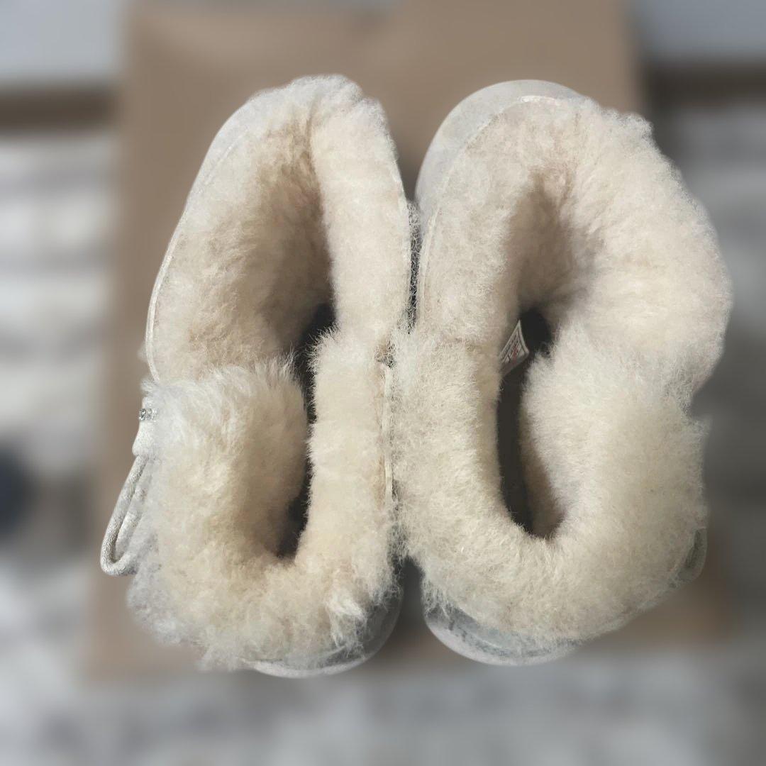 き*ん様 アグUGGホワイトリボンブーツファー24センチ新品未使用箱ありプロテク