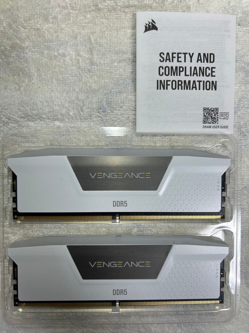 メモリー CORSAIR RGB 6000MHz CMH32GX5M2E6000Z36W