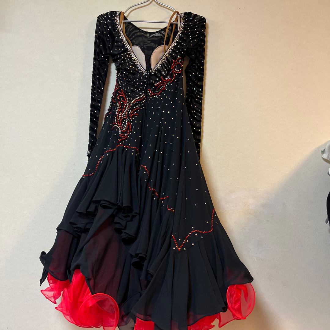 社交ダンス　スタンダード 黒と赤の鮮やかなドレス