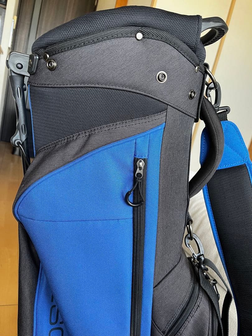 人気　超美品　デサントゴルフ スタンド型キャディバッグ 軽量2.6kg8.5型
