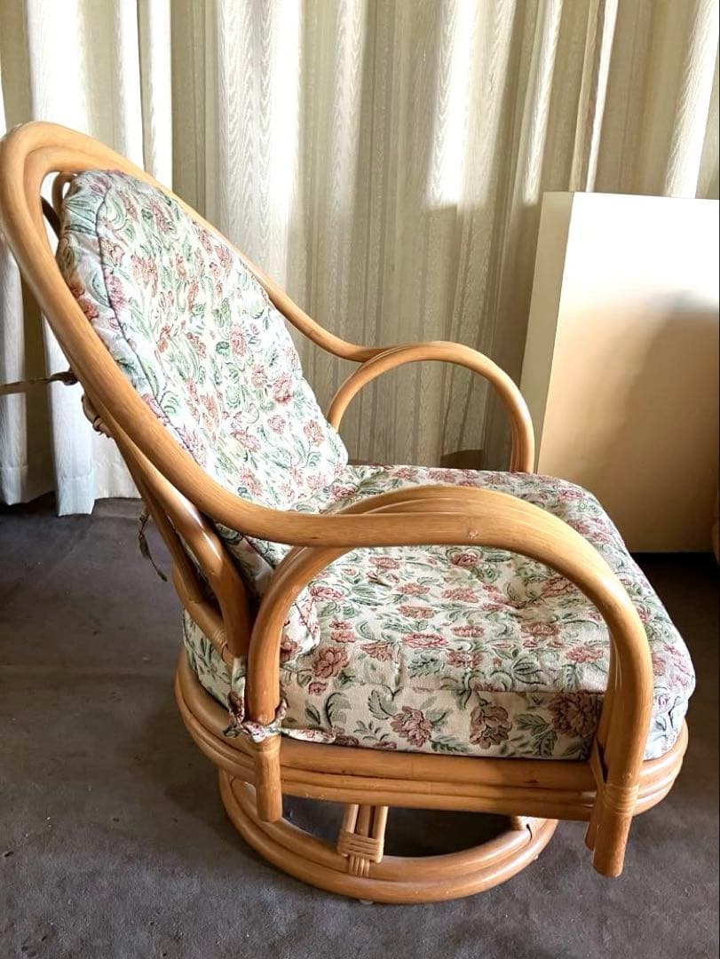 《座面が広い》ラタン 回転椅子　花柄クッション