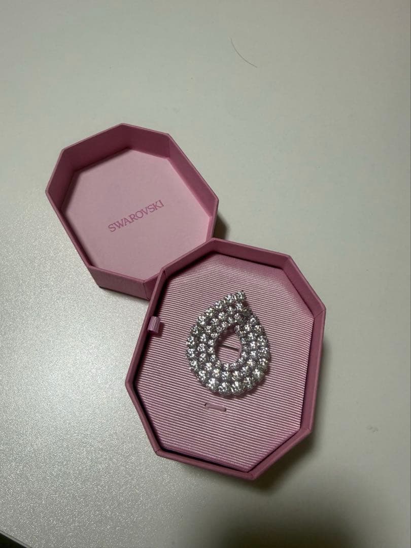 SUWAROVSKI　ブローチ