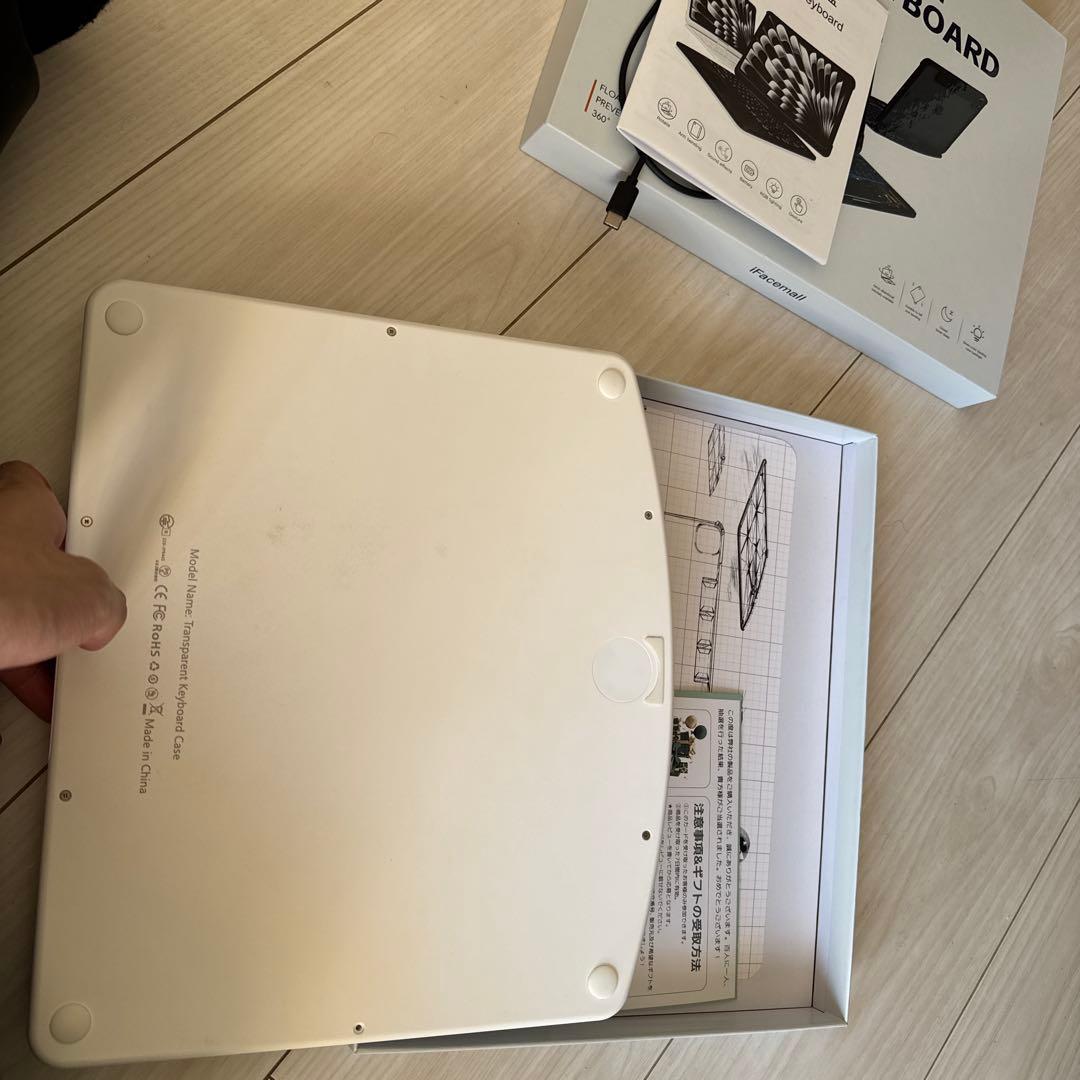 Magic Keyboard 360度回転 ホワイト　ipadpro 12.9