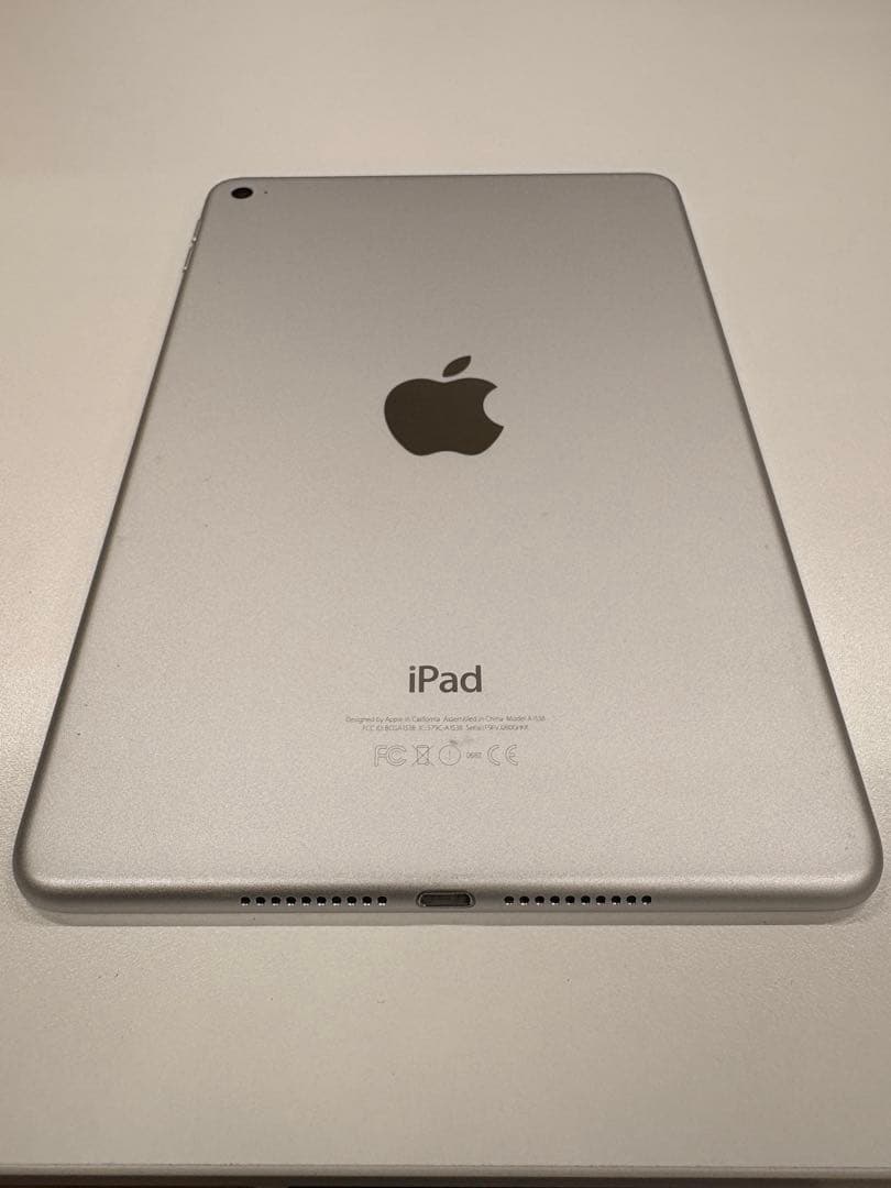 Apple iPad mini 4 128GB Wi﻿-﻿Fi シルバー