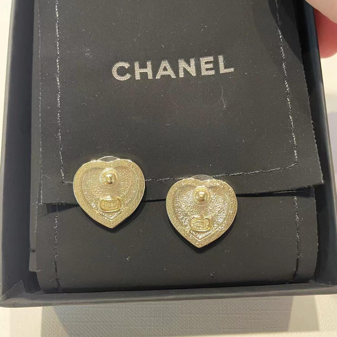 CHANEL ハート型ロゴピアス