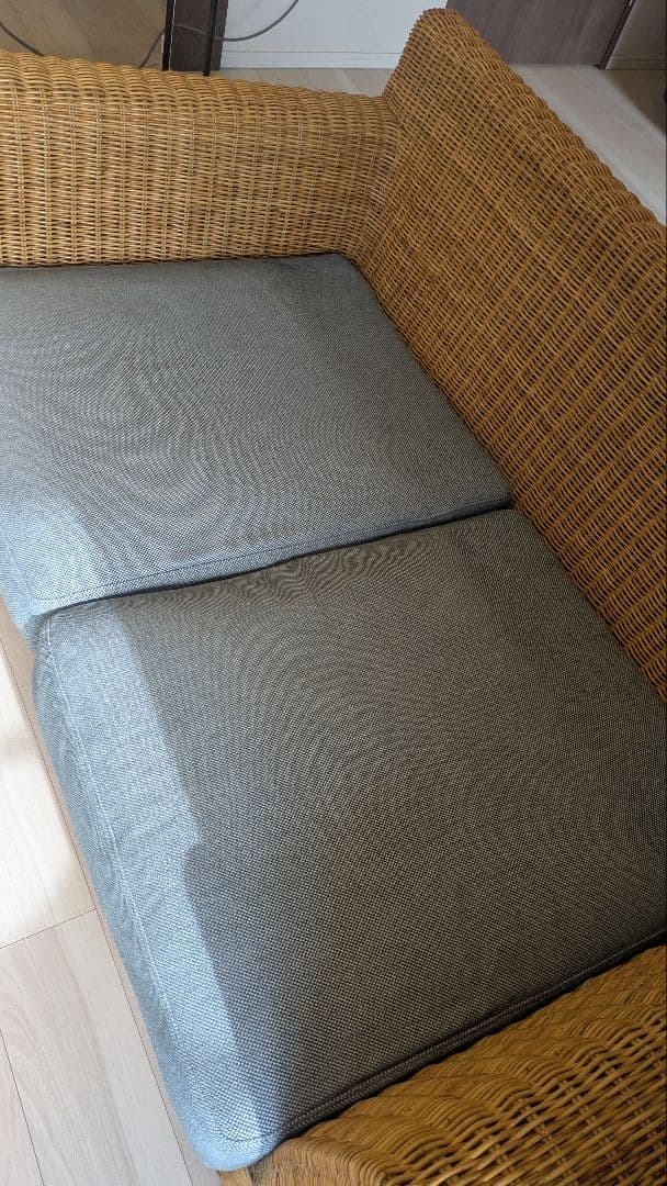 ラタンと布の2人掛けソファ