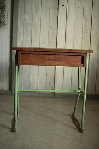 雰囲気の良い古い小学校の机　鉄脚　古材