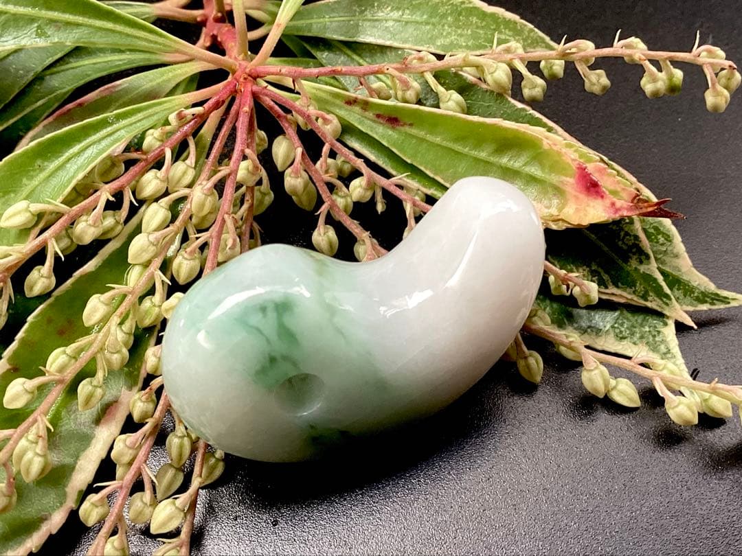 ✳摩訶不思議パワー　天然翡翠 淡いラベンダー色　糸魚川翡翠勾玉　本物を鑑別書付‼️