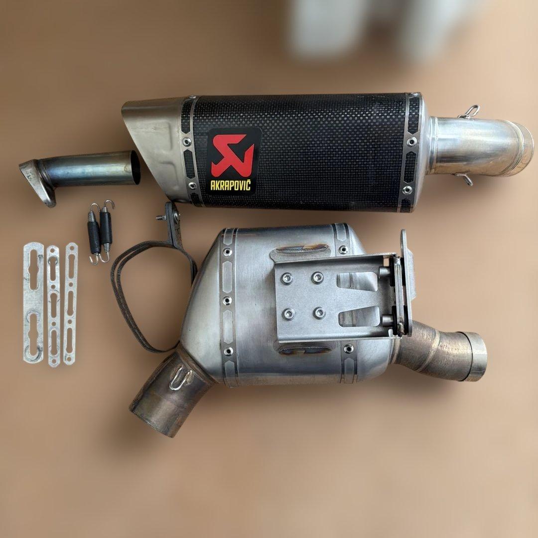 おかたろう F900XR アクラボビッチ カーボンマフラー