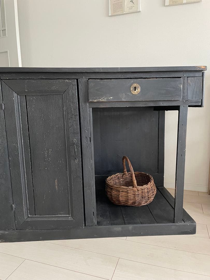 フランスアンティーク〜黒ペイントの袖付きカウンター・収納付き