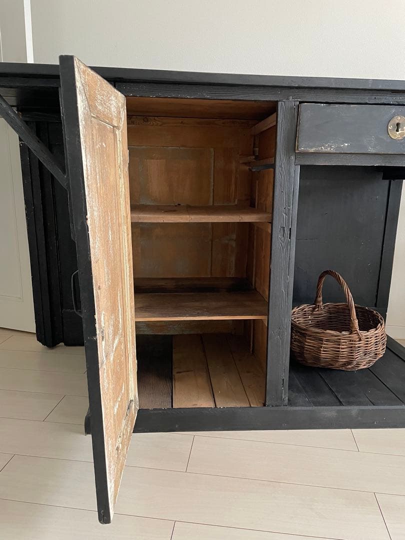 フランスアンティーク〜黒ペイントの袖付きカウンター・収納付き