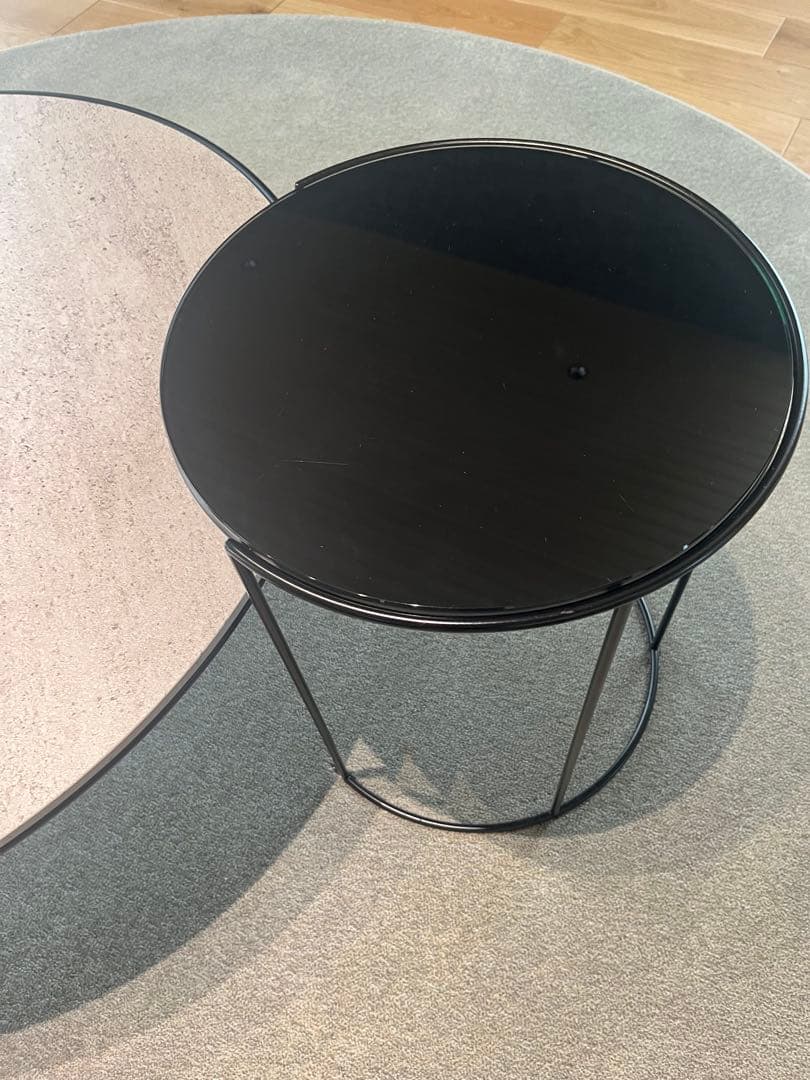 Arflex CLIP Table DECKTONホワイト、ブラックガラス