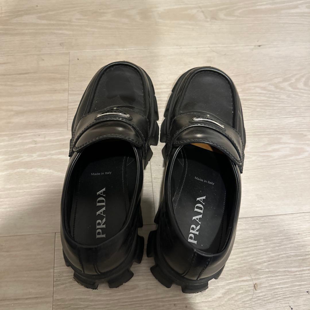PRADA モノリス　ローファー