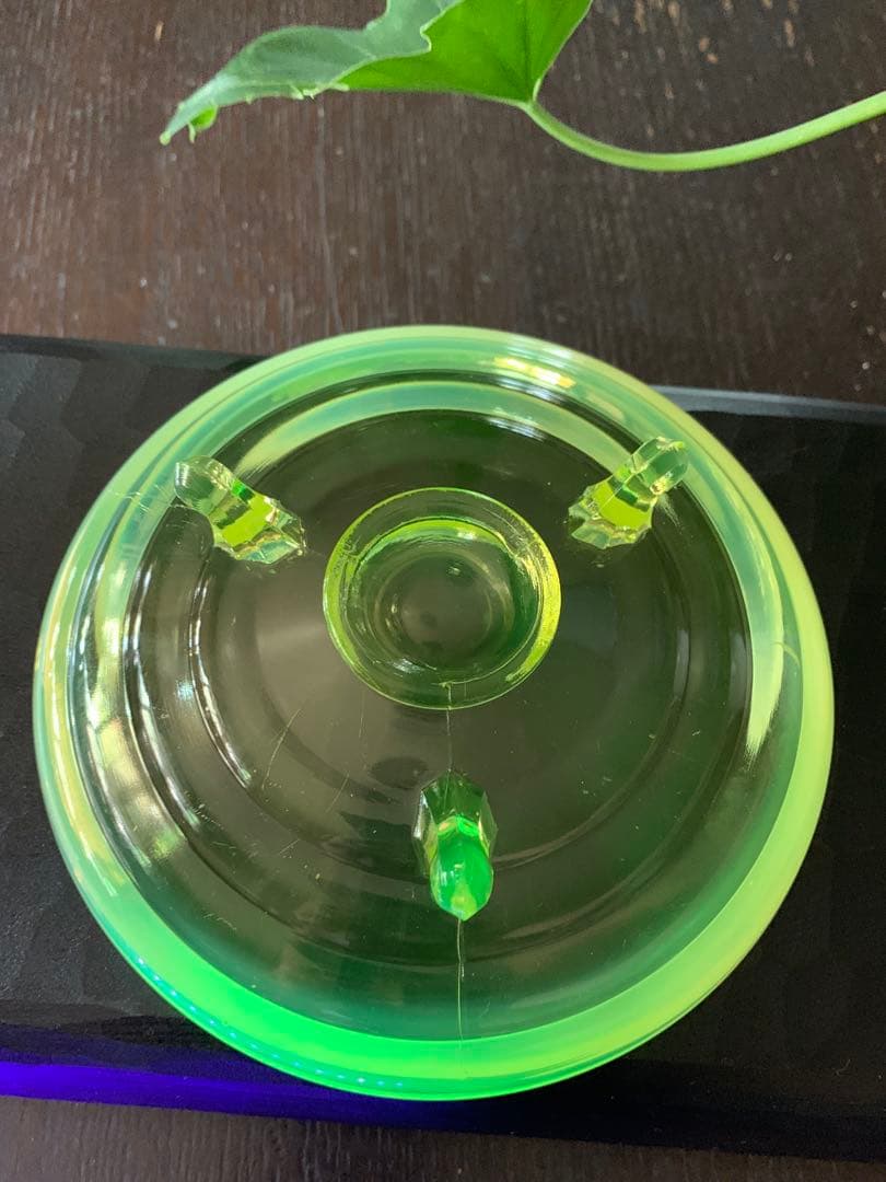 ウランガラス　ワセリンガラス　乳白色　アンティーク　フェントン　三つ足付き