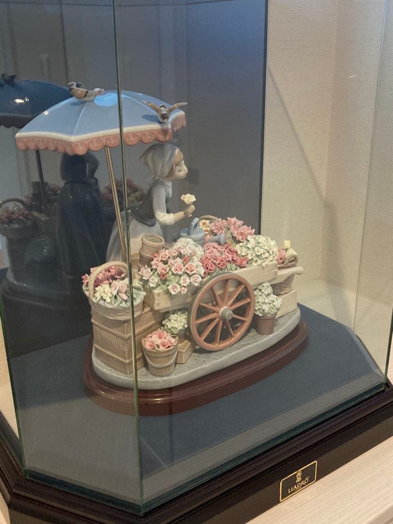 限定値下げ　美品　LLADRO 「公園通りの花屋さん」公式ガラスケース・木製台座