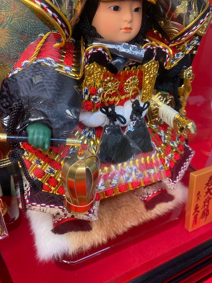 東京久月　五月人形　家紋付き若大将飾りオルゴール付六角ガラスケース入