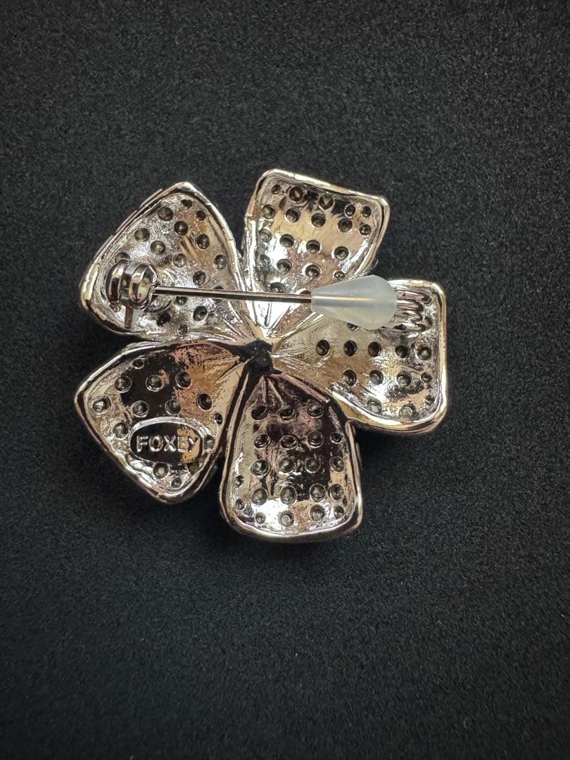 FOXEY 定番フラワー ブローチ ホワイト