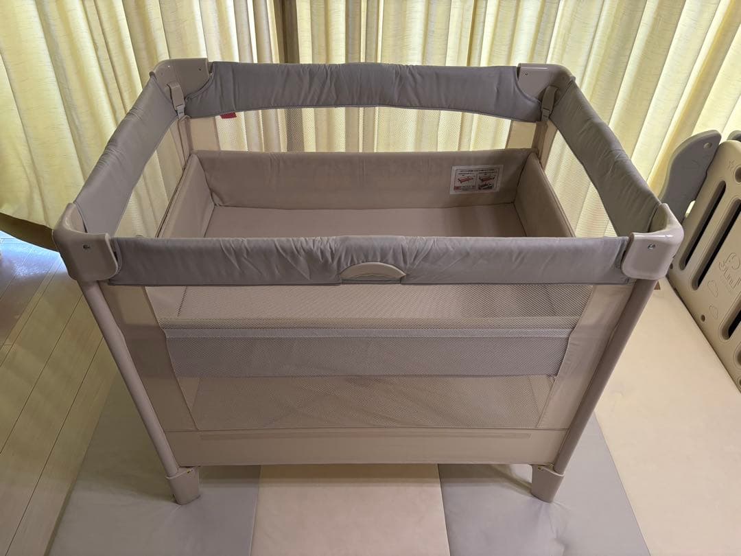アップリカ ココネルエアーAB ホワイトグレー　ベビーベッド