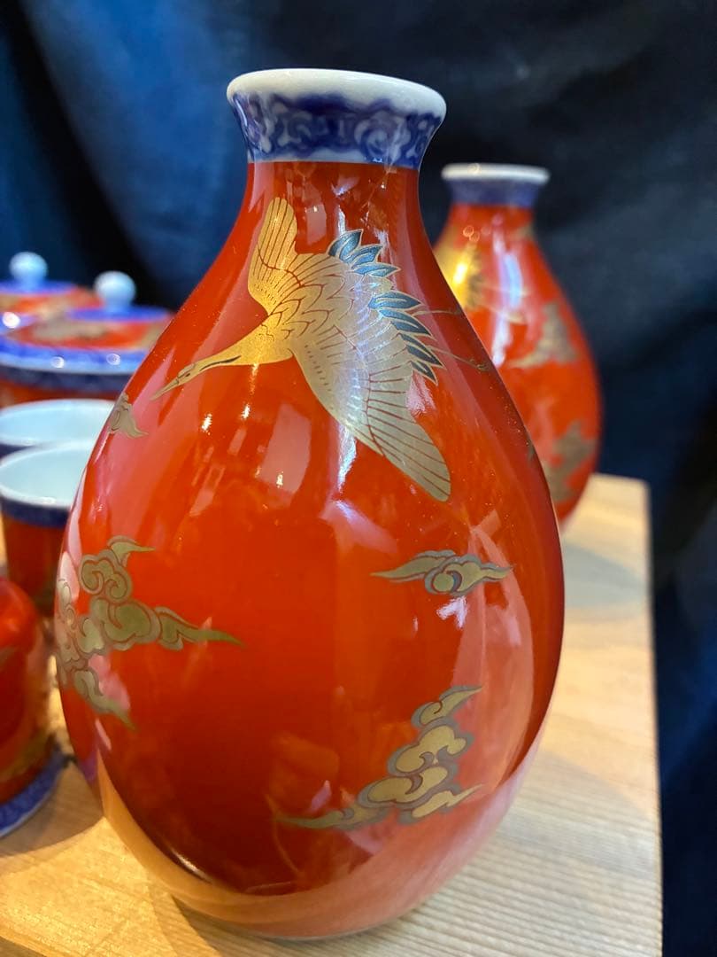 深川製磁　酒器揃えと茶器　染錦手波鶴紋 宮内庁御用達 慶びの器 有田焼 赤絵金彩