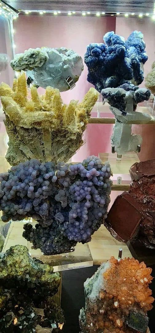 多彩な鉱物結晶コレクション