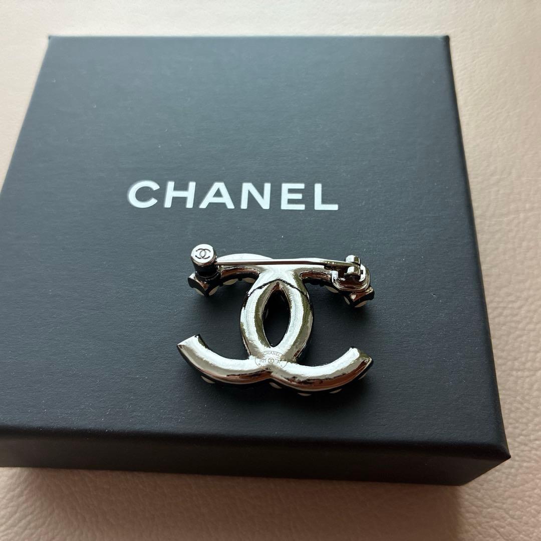 シャネル CHANEL ブローチ ココマーク シルバーｘホワイト B21A