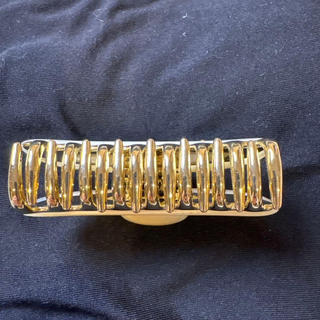 ACCA ゴールドとホワイトのヘアクリップ