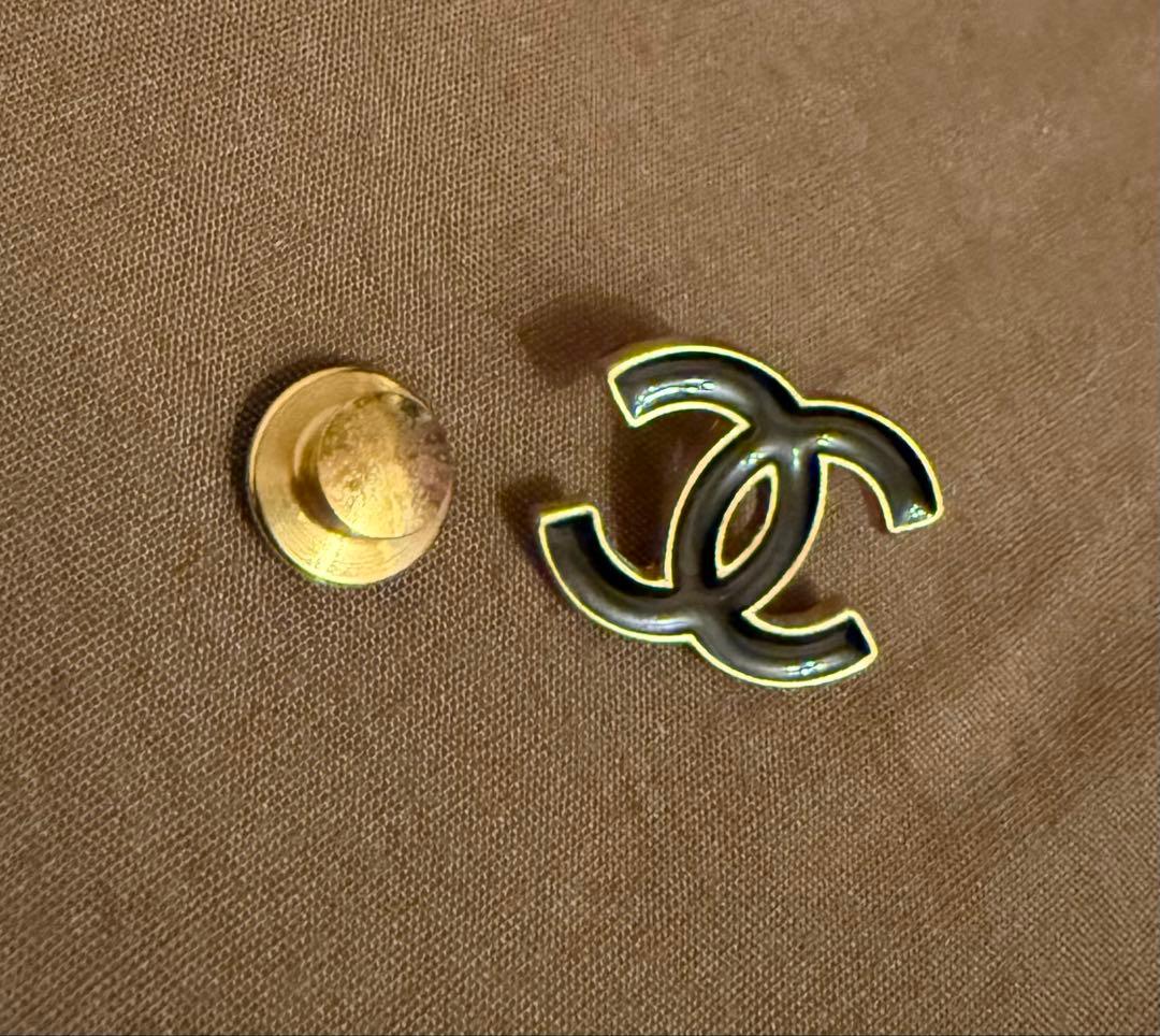 CHANEL CCロゴ ブローチ 黒と金