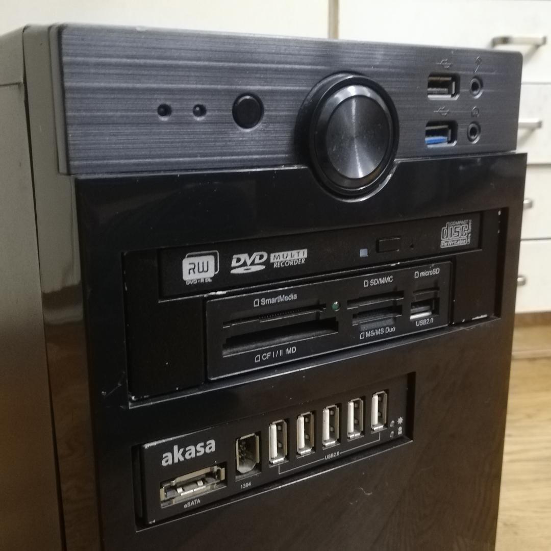 可愛らしいミニタワー筐体に、Core i5 4590 256SSD 8GB