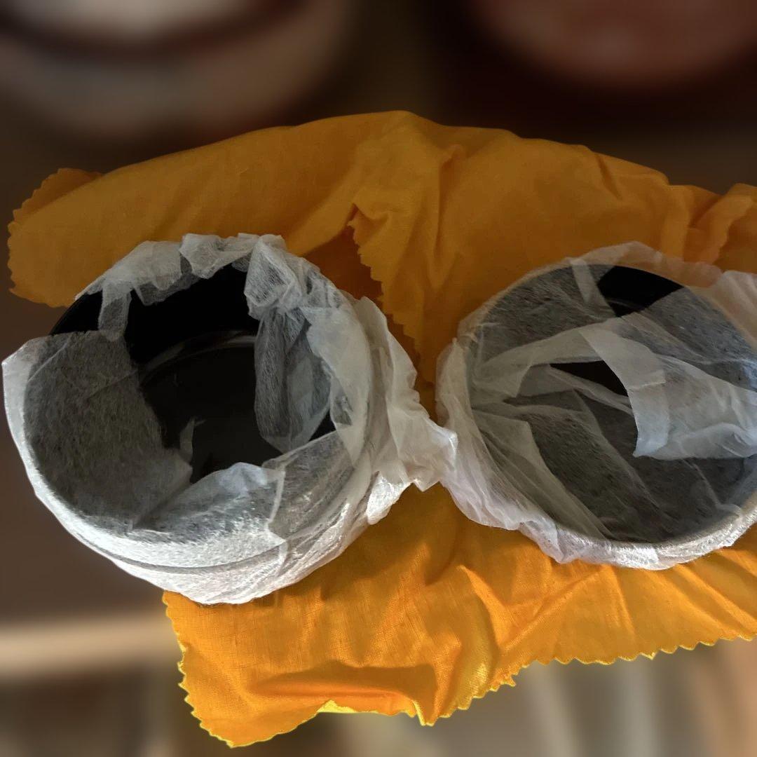 赤色金色装飾の茶碗と木製箱