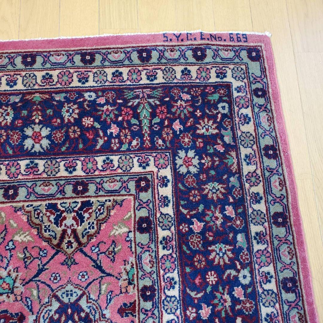 トルコ産　ハンドメイドウールカーペット（手織り）