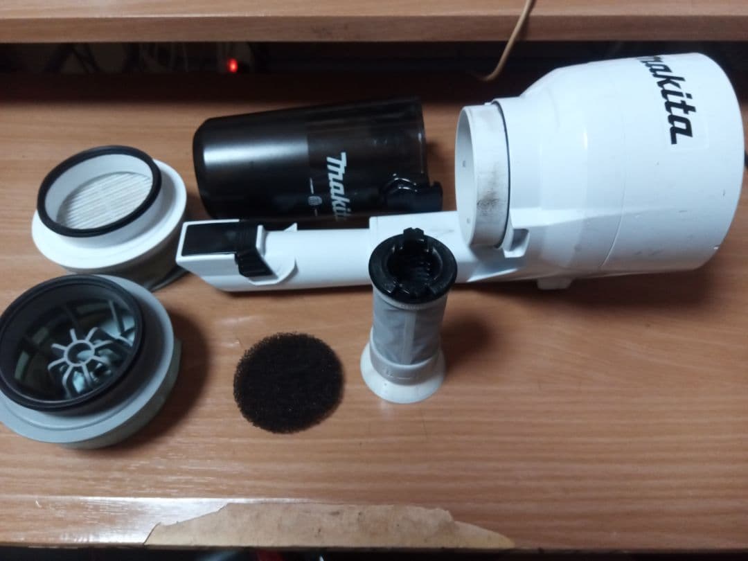 ②Makita 充電式クリーナー CL280FD バッテリー・充電器付き